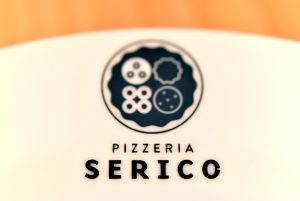 pizzeria SERICO　ロゴ